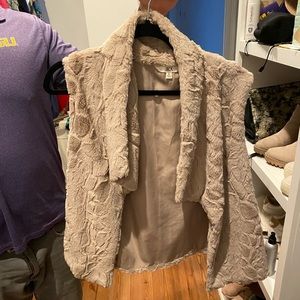 GREY FUR VEST. EXCELLENT CONDITION. SIZE L